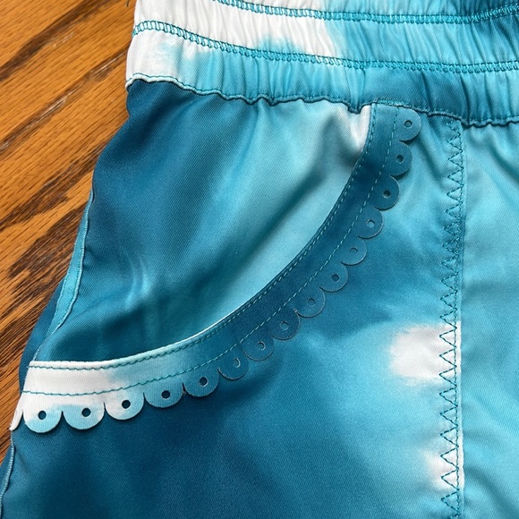 Lululemon teal running shorts with pockets scalloped detailing around pockets.. - Picture 2 of 8